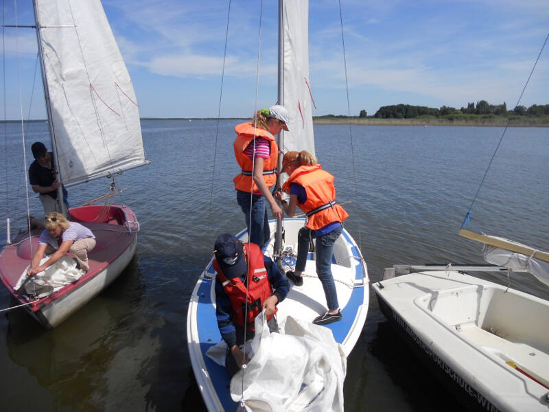 Die Teilnehmer im Segel-Camp bereiten das Boot vor