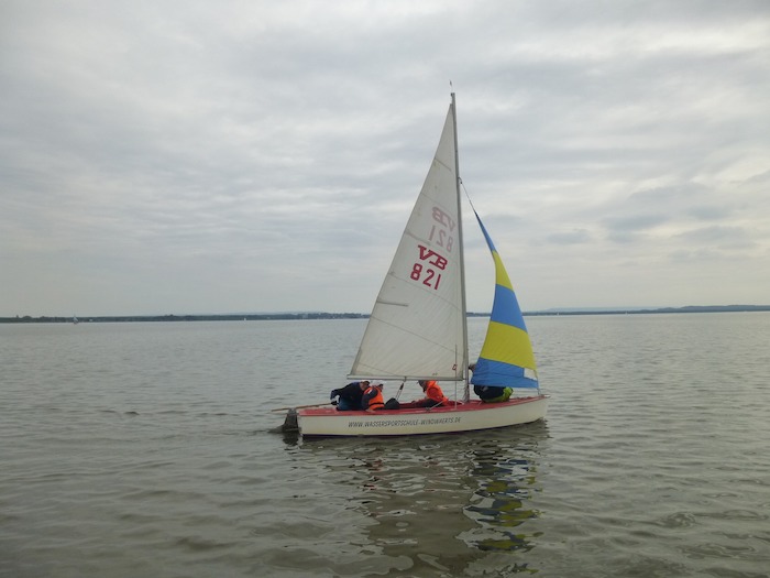 Kinder eines Segelcamps Bodensee segeln