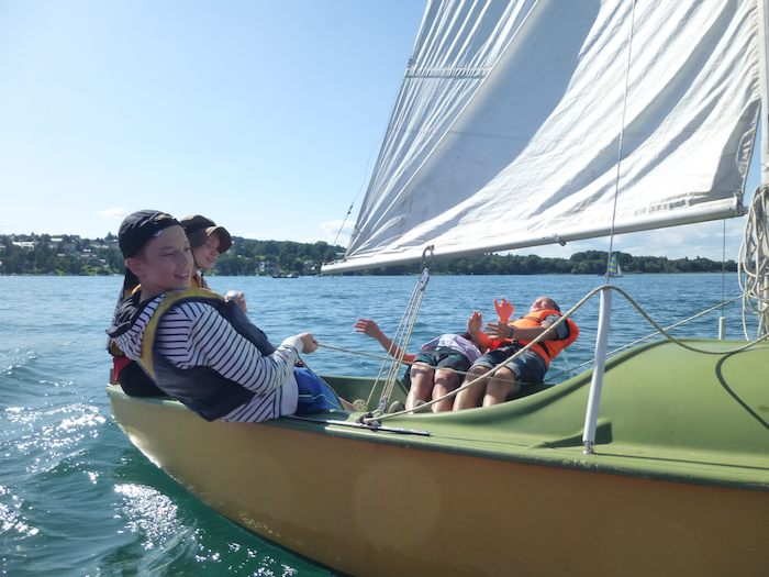 Zwei Jungs eines Feriencamps Bodensee segeln.