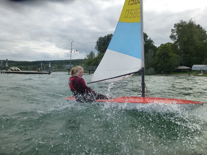 Ein Mädchen eines Segelcamps Bodensee segelt