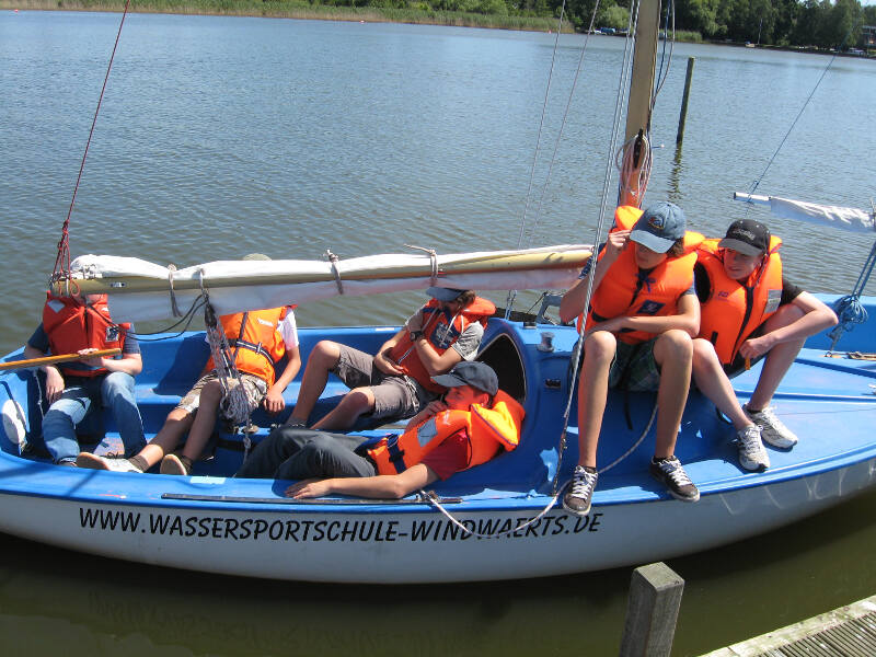Jungs in den Segelferien