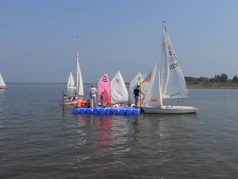Zu Pfingsten segeln die ersten mit den bunten Kats im Segelcamp Kinder ein