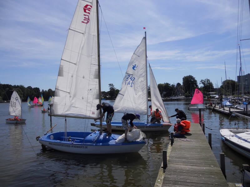 Die Teilnehmer zeugen im Segelcamp Kinder die Jolle ab