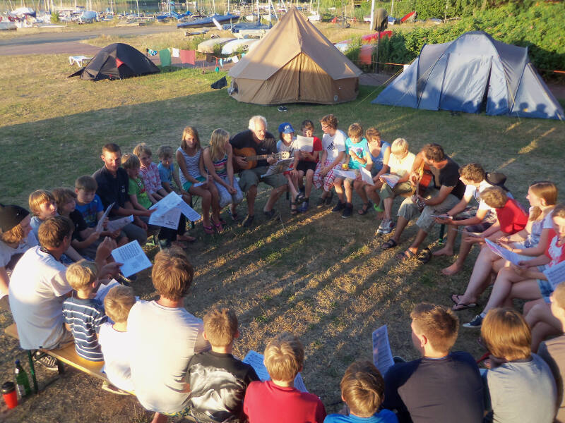 Gruppenbesprechung im Segelsommercamp bei Hannover