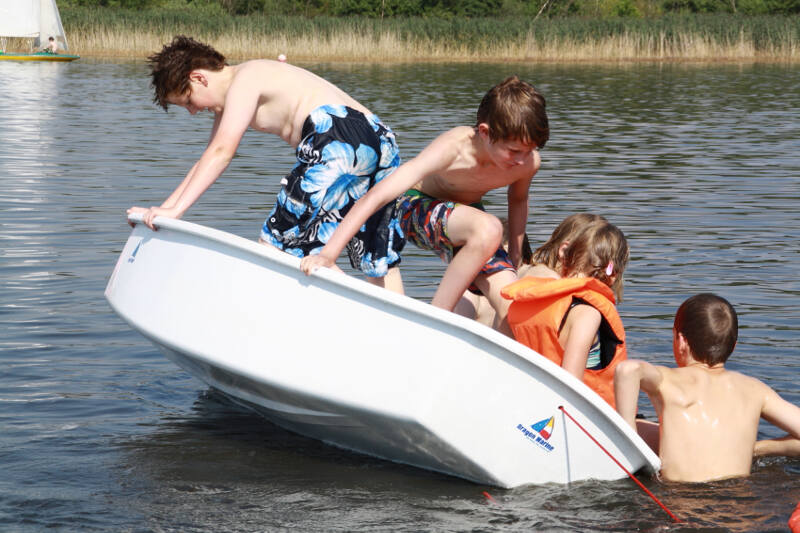 Mann über Bord im Segelferienlanger in den Sommerferien in Niedersachsen