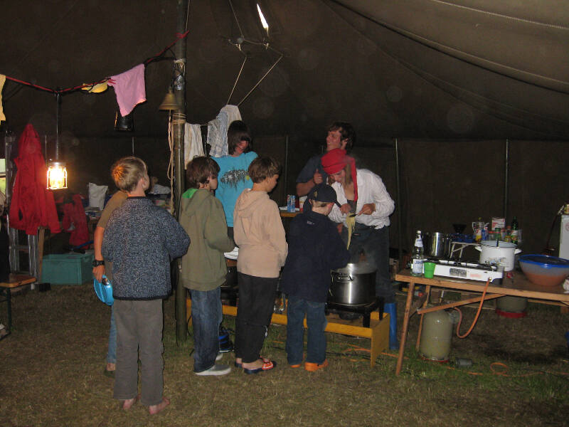 Mottoabend und gemeinsames Abendessen in der Segelfreizeit bei Hannover am Steinhuder Meer
