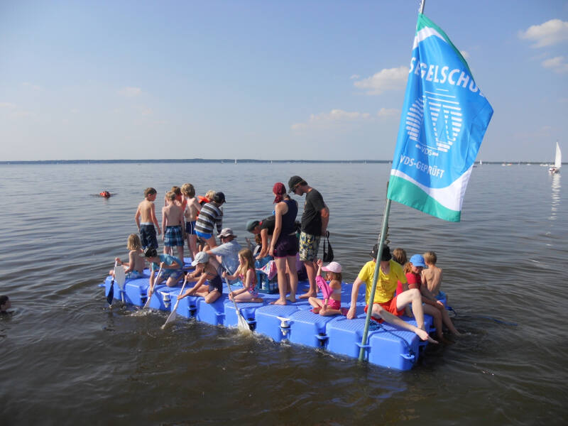 Kinder auf Floß auf Segelfreizeit in Norddeutschland