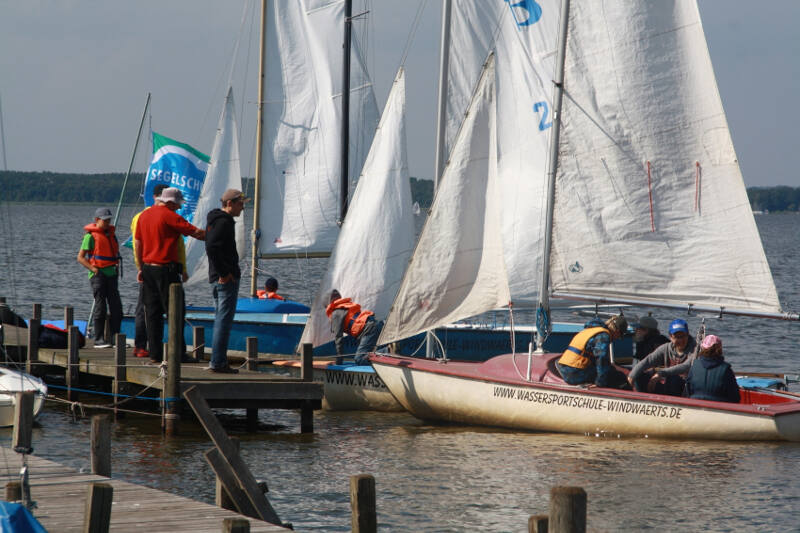 Segelboote legen an am Steinhuder Meer in Niedersachen im Sommercamp