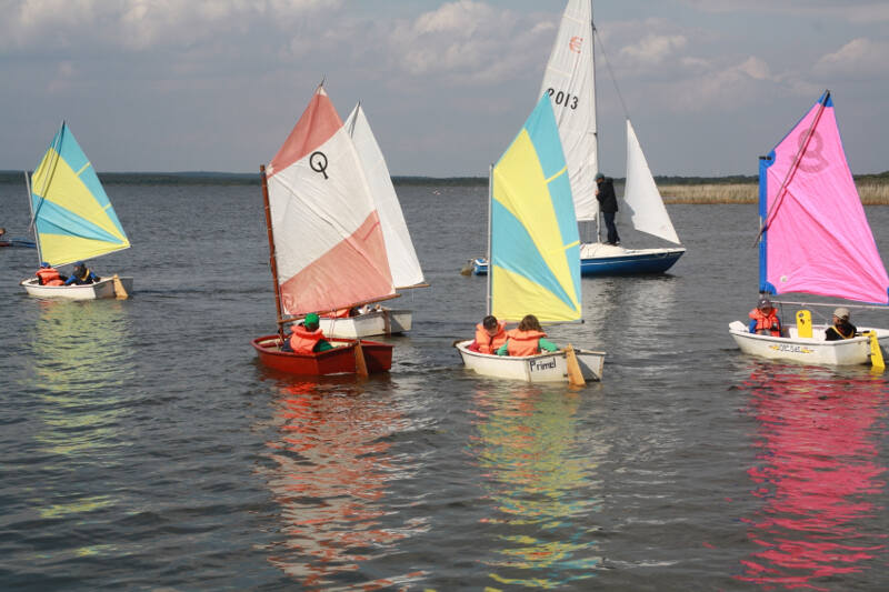 Im Segelcamp Kinder sind die Anfänger auf den Optimisten unterwegs