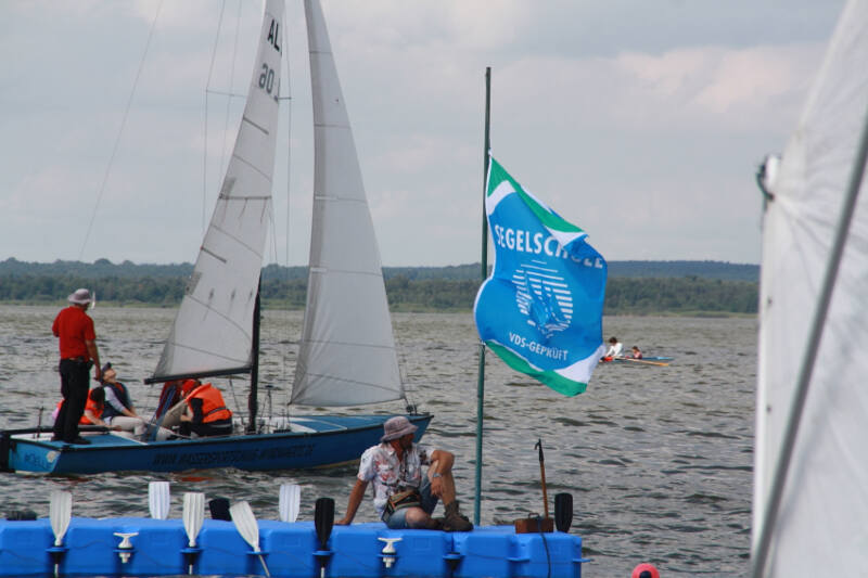 Segler auf Sommerfreizeit im Segelcamp in Norddeutschland bei Hannover