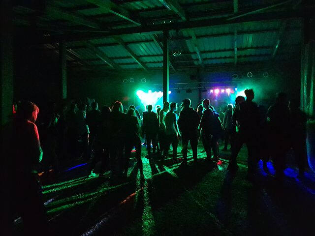 Lichtspecktakel und Tanzen in der Jugendfreizeit