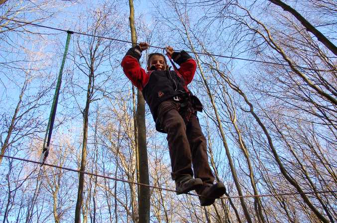 Kind im Kletterwald