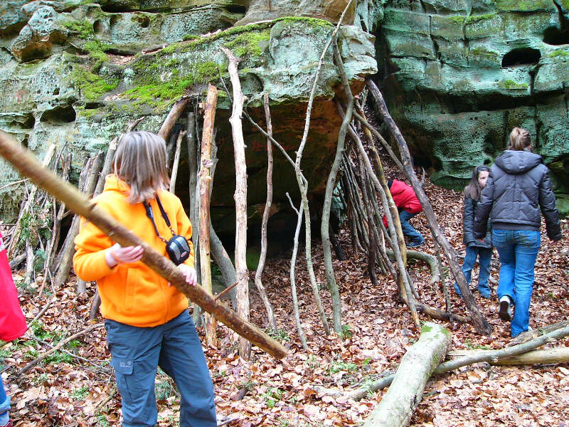 Eine Hütte wurde im Wald im Feriensprachkurs Englisch gebaut