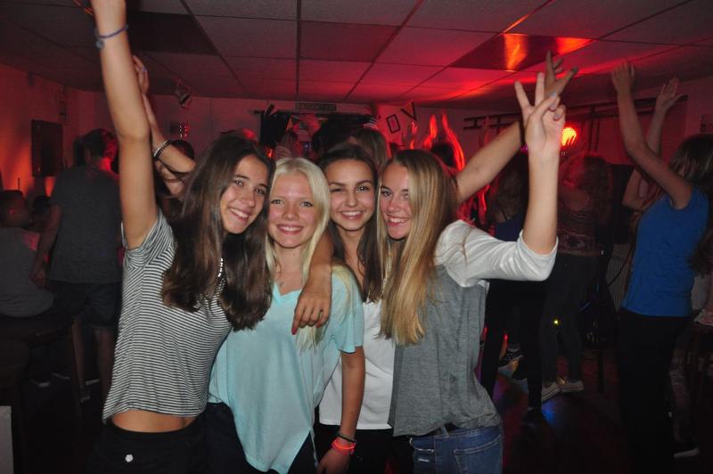 Die Jugendlichen haben Spaß auf einer Party und erleben tolle Eindrücke in London bei den Sprachreisen England London