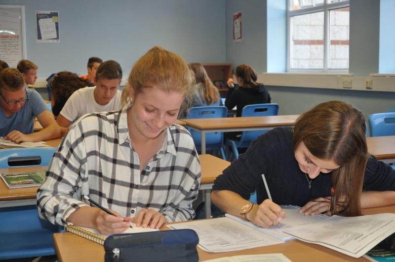 Deux filles sourient et étudient en séjour linguistique