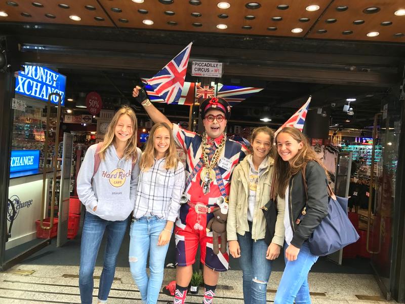 Photo de groupe avec un homme aux couleurs du drapeau britannique en séjour linguistique Angleterre ado