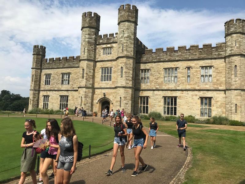 Teilnehmer eines Kindersprachkurs Englisch gehen im Schloss