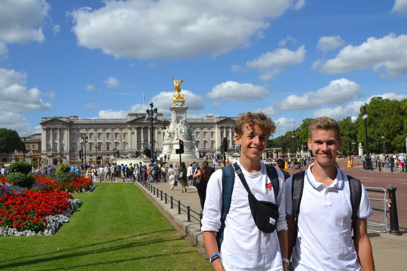 Zwei Schüler posieren zusammen vor dem Buckingham Palace und haben eine tolle Zeit bei den Sprachreisen England London