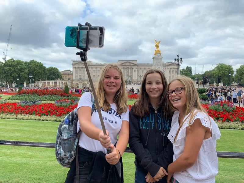 Teilnehmer eines Schülersprachkurses Englisch haben ein Selfie Gerät