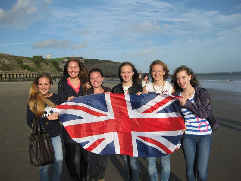 Mädchen mit Flagge an der Küste auf der Sprachreise England
