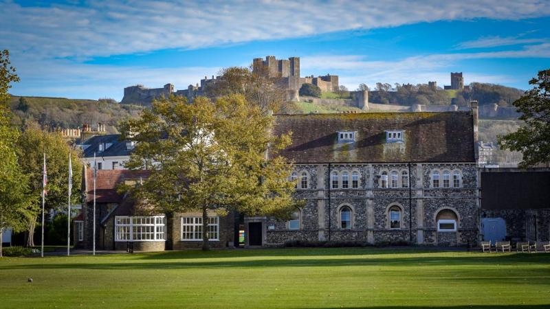 Die Unterkunft der Sprachreise nach England für Schüler liegt hinter einer Wiese