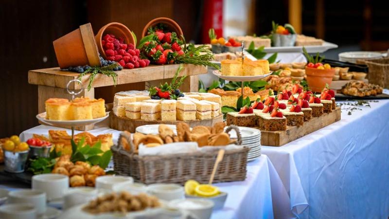Ein Buffet ist auf Sprachreise England Gastfamilie angerichtet