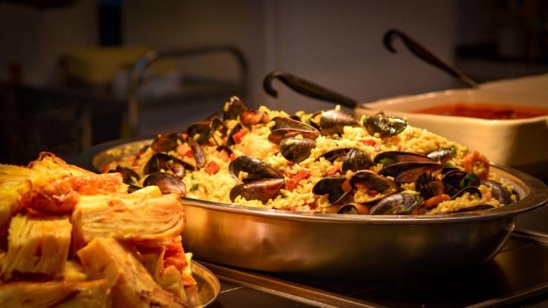 Verschiedene Gerichte stehen nebeneinander beim Buffet auf Sprachreise England Schüler
