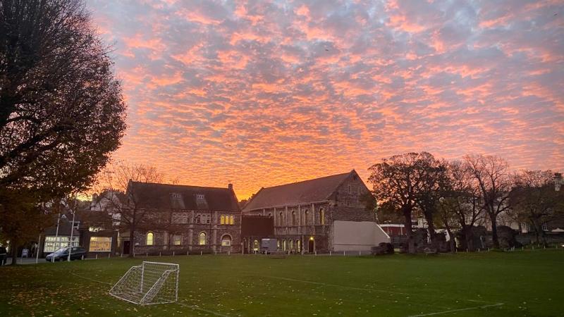 Häuser stehen hinter einem Fußballplatz beim Sonnenuntergang auf England Sprachreise
