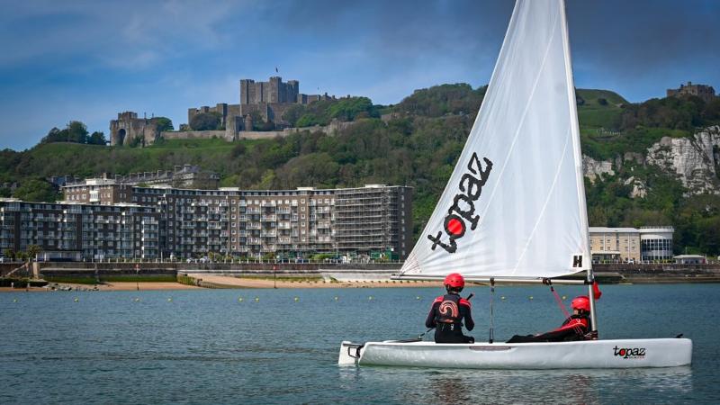 Zwei Freunde segeln in einem Boot auf Sprachreise für Schüler nach England