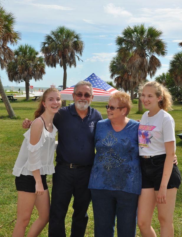Teilnehmende der Sprachreise USA mit Gastfamilie machen ein Familienfoto