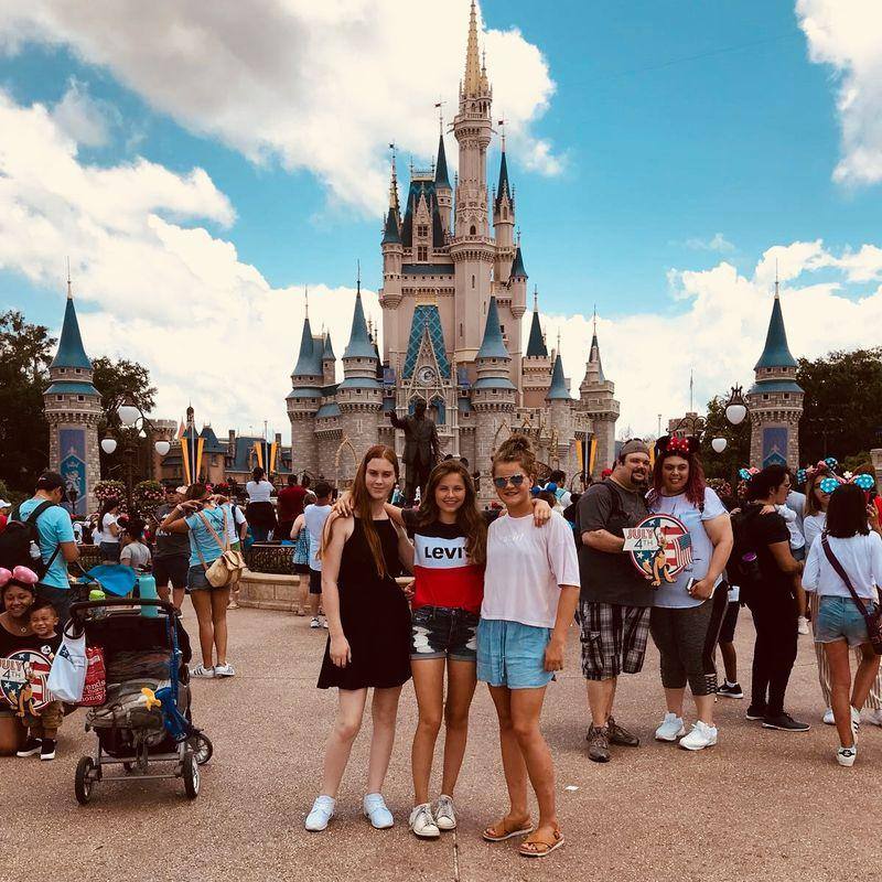 Teilnehmende der Sprachreise USA mit Gastfamilie besuchen das Disneyland und haben einen unvergesslichen Tag gemeinsam