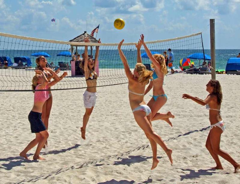 Teilnehmende der Sprachreise USA mit Gastfamilie spielen am Strand Volleyball