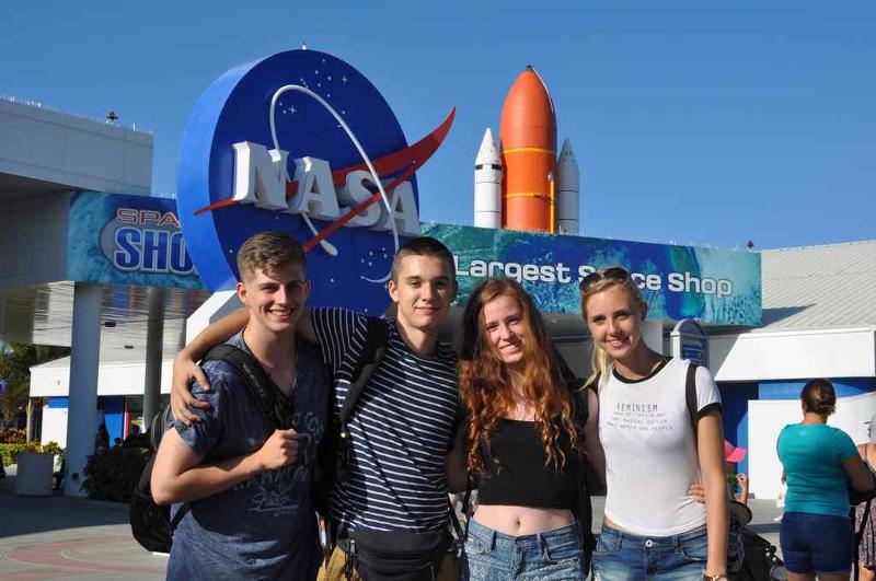 Teilnehmende der Sprachreise USA mit Gastfamilie besichtigen das NASA Museum