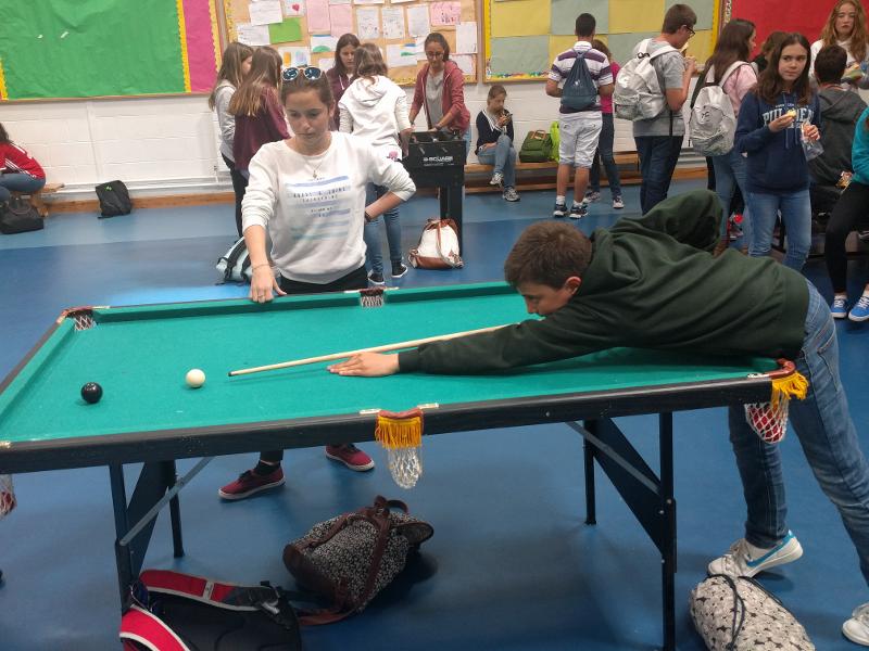 Ein Junge spielt Billard auf Sprachreise Englisch