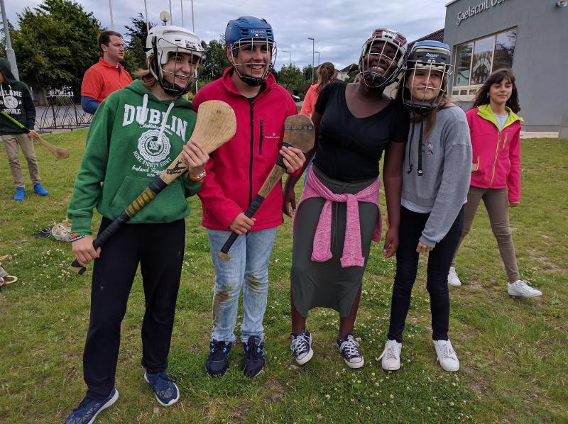 Ein Team von Lacrosse Spielern steht auf Sprachreise nebeneinander