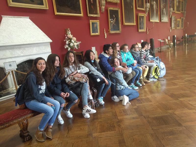 Teilnehmer der Sprachreise Großbritannien Schüler sitzen in einem Museum