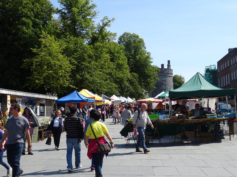 Im Stadtzentrum laufen auf Sprachreise Großbritannien viele Leute über den Marktplatz