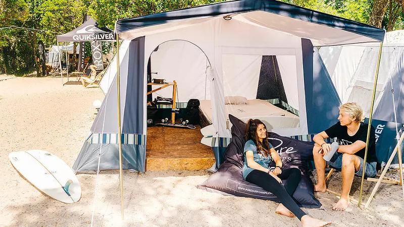 Die großen Zelte stehen im Surf-Camp Frankreich offen