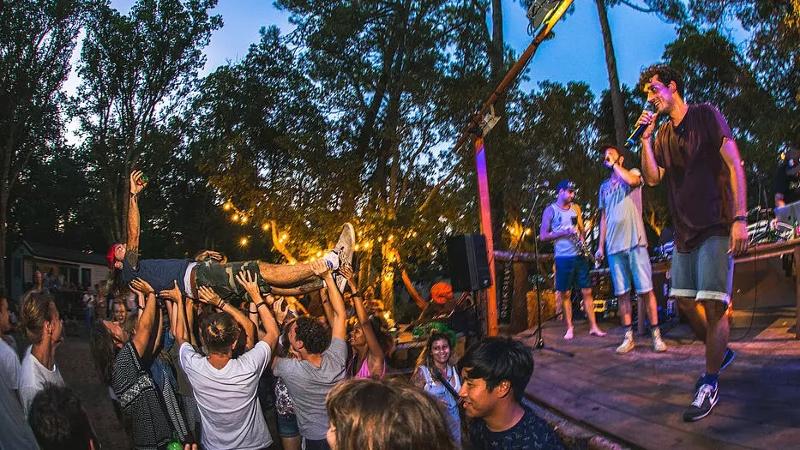 Eine Gruppe spielt ein Konzert im Surf-Camp Südfrankreich