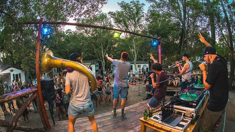 Eine Band spielt auf einer Bühne im Surf-Camp Frankreich