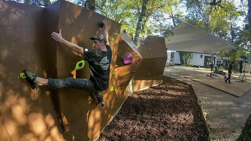 Ein Junge bouldert im Surf-Camp Südfrankreich an einer Kletterwand