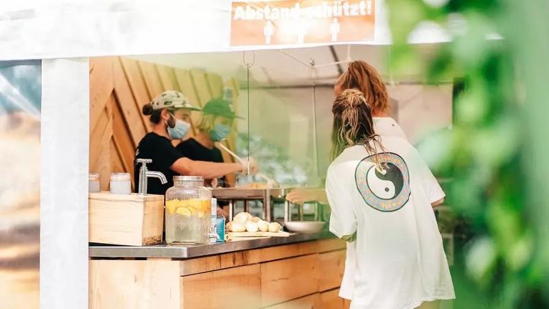 Jugendliche holen sich ihr essen im Surf-Camp Südfrankreich