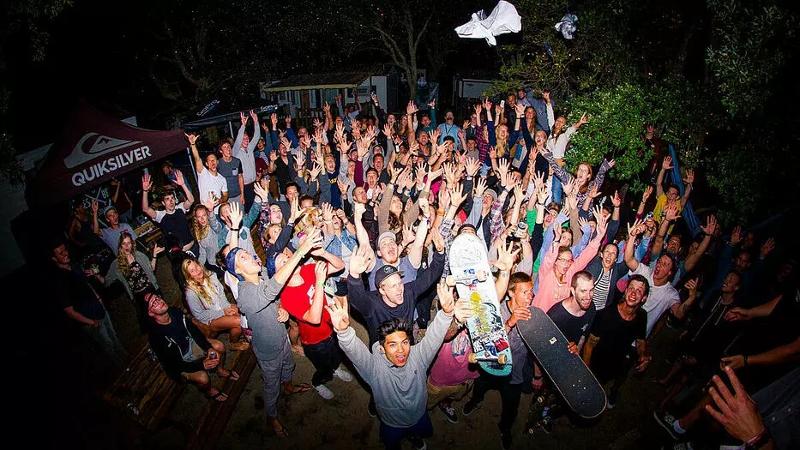 Am Abend feiern eine Menge Jugendliche im Surf-Camp Frankreich