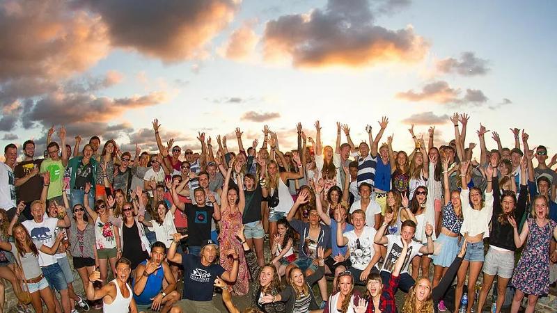 Die Teilnehmer vom Surf-Camp Frankreich jubeln und reißen die arme in die Luft