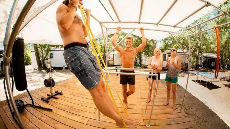 Im Gym vom Surf-Camp Südfrankreich machen ein paar Jugendliche Sport