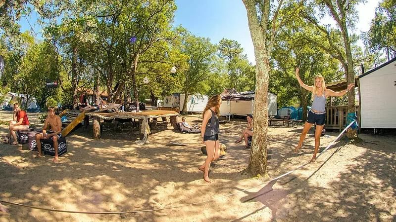 Ein Mädchen balanciert im Surf-Camp Frankreich im Camp auf einer Slackline