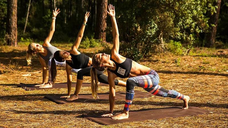Beim Yoga im Wald machen die Mädchen im Surf-Camp Südfrankreich eine Pose