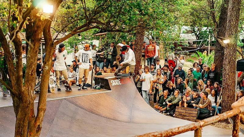 In der Miniramp vom Surf-Camp Frankreich macht ein Skater einen Trick