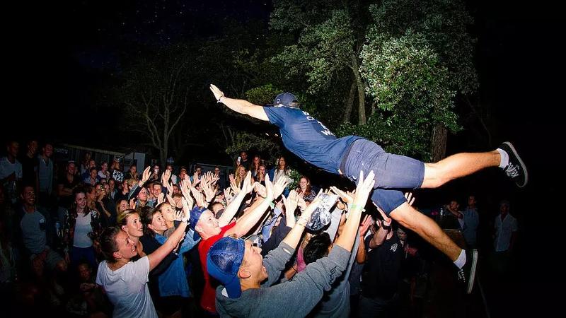 Beim Konzert im Surf-Camp Südfrankreich macht einer der Künstler einen Stagedive