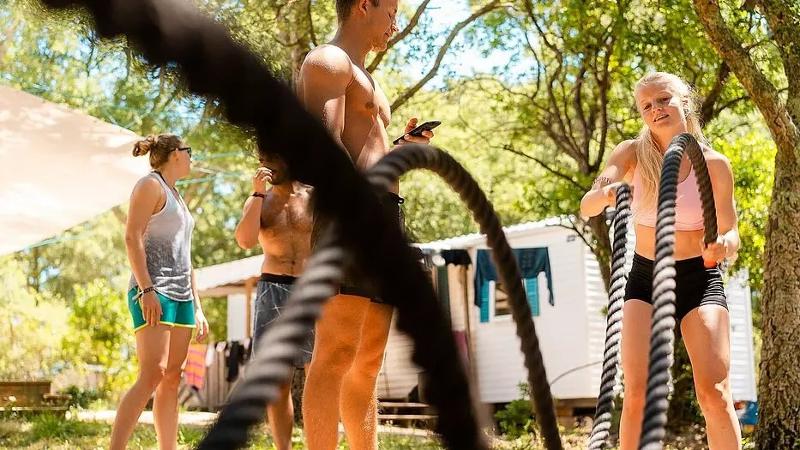 Ein Mädchen ist grade beim Fitness-Training im Surf-Camp Südfrankreich